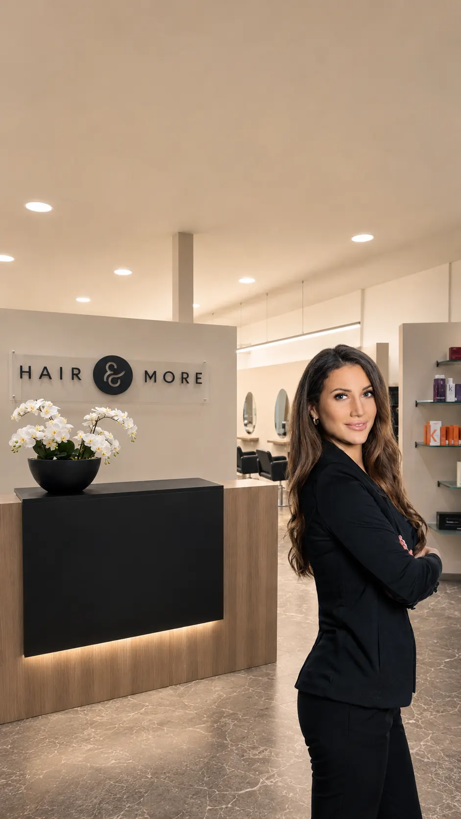 Luana Plati, Geschäftsführerin von Hair & More Coiffeur in Frauenfeld, im Empfangsbereich des Salons